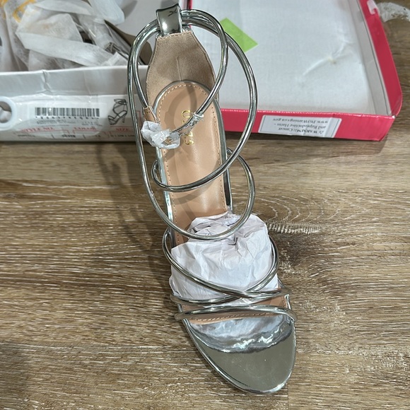 NWT women’s open toe strappy high heels. 7.5. Comes with extra heel bottom - Picture 3 of 4